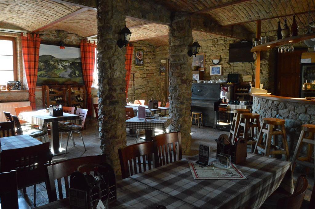 Restaurace A Penzion U Lva Karlstejn Exterior photo