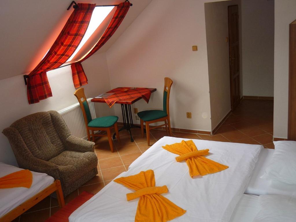 Restaurace A Penzion U Lva Karlstejn Room photo