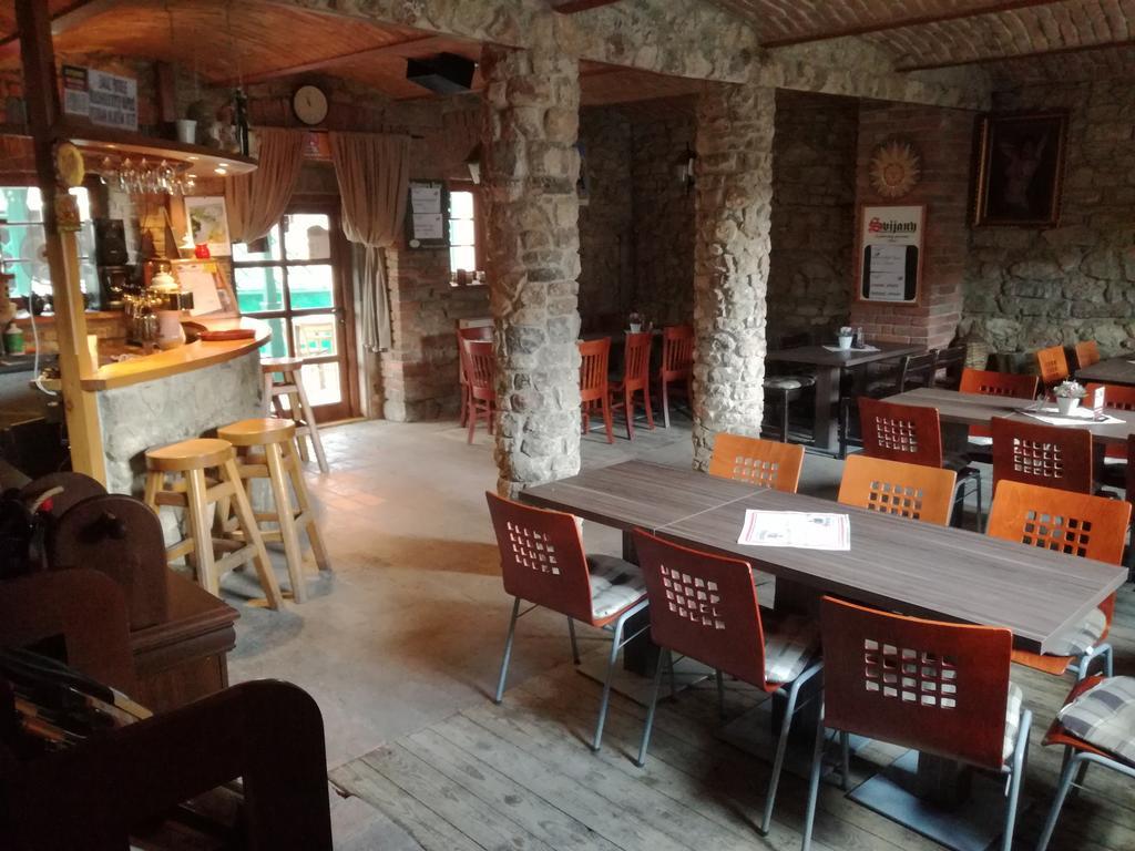 Restaurace A Penzion U Lva Karlstejn Exterior photo