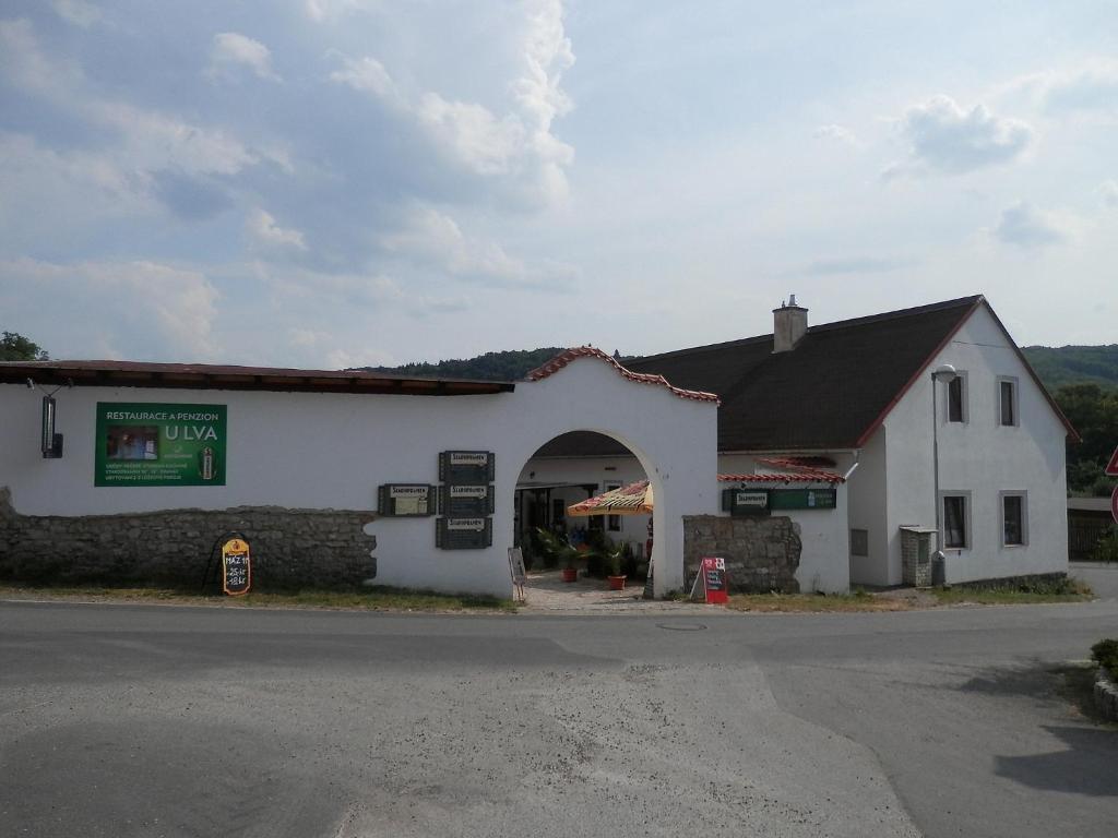 Restaurace A Penzion U Lva Karlstejn Exterior photo