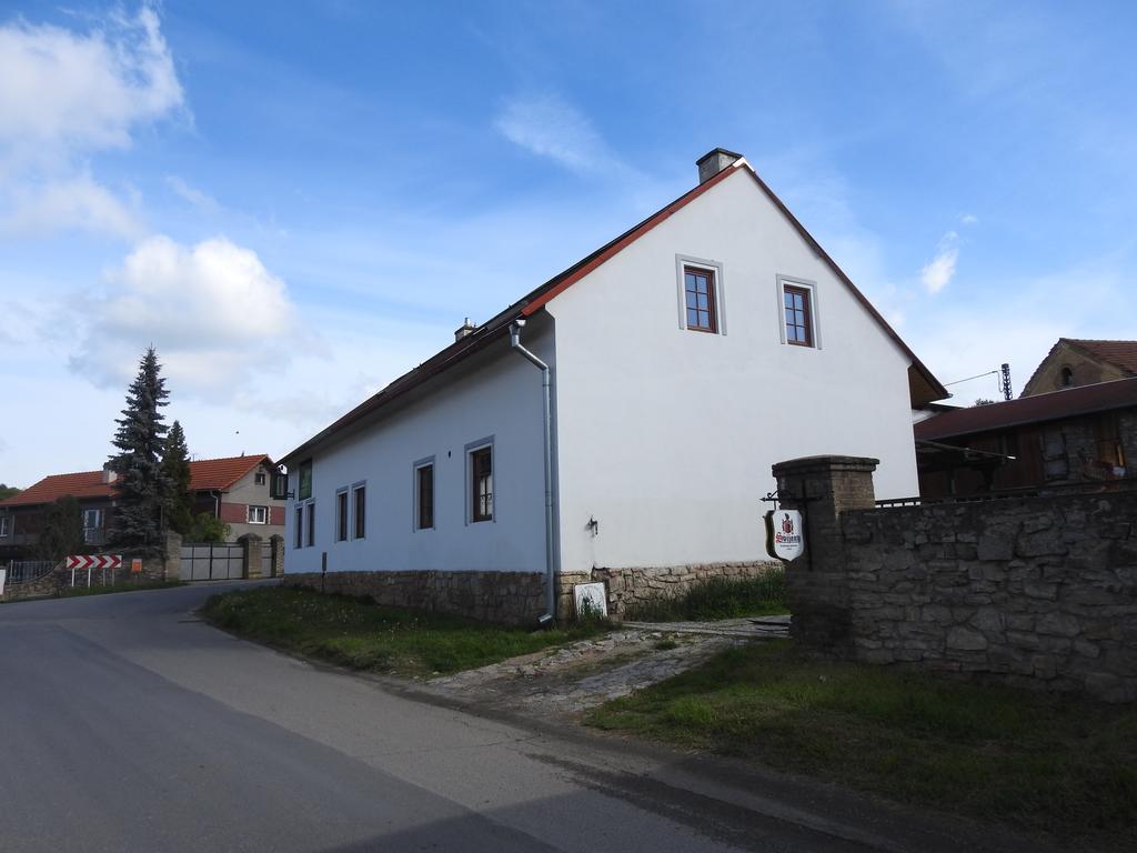 Restaurace A Penzion U Lva Karlstejn Exterior photo