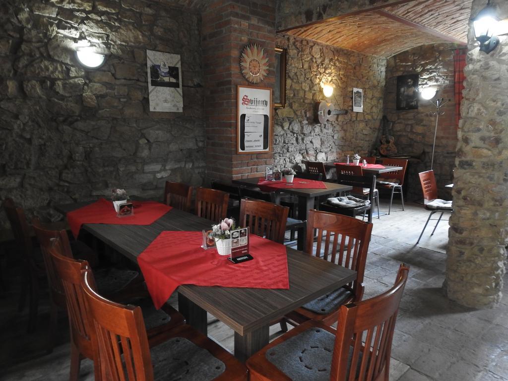Restaurace A Penzion U Lva Karlstejn Exterior photo