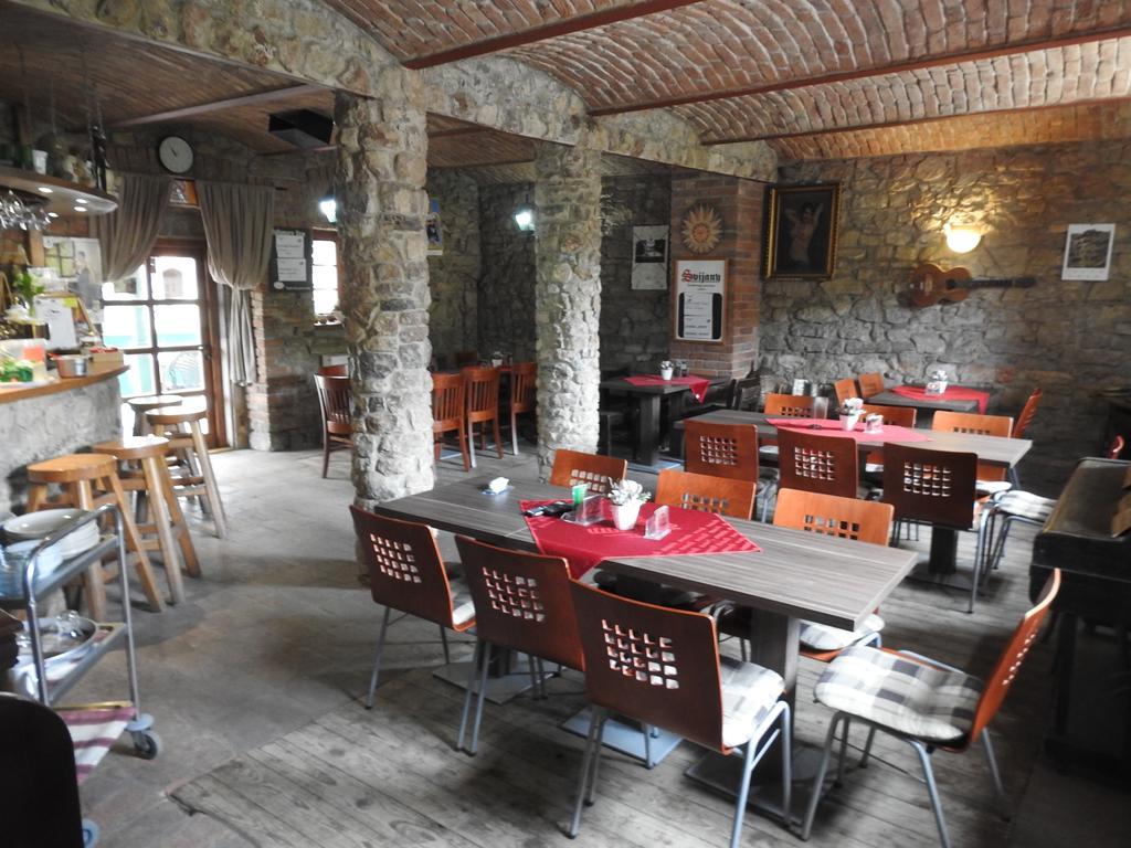Restaurace A Penzion U Lva Karlstejn Exterior photo