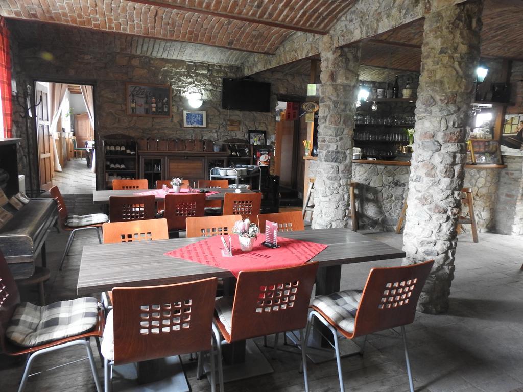 Restaurace A Penzion U Lva Karlstejn Exterior photo