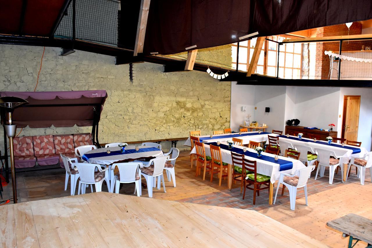 Restaurace A Penzion U Lva Karlstejn Exterior photo